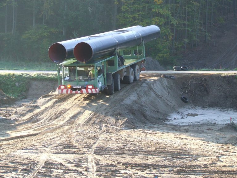 Transport von Rohren auf unebenen Grund