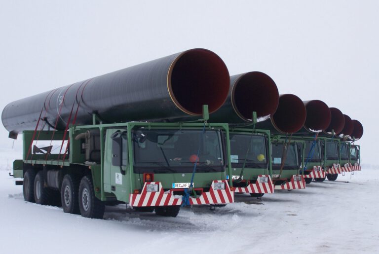 Rohr-Spezialtransport von mehreren Ladern