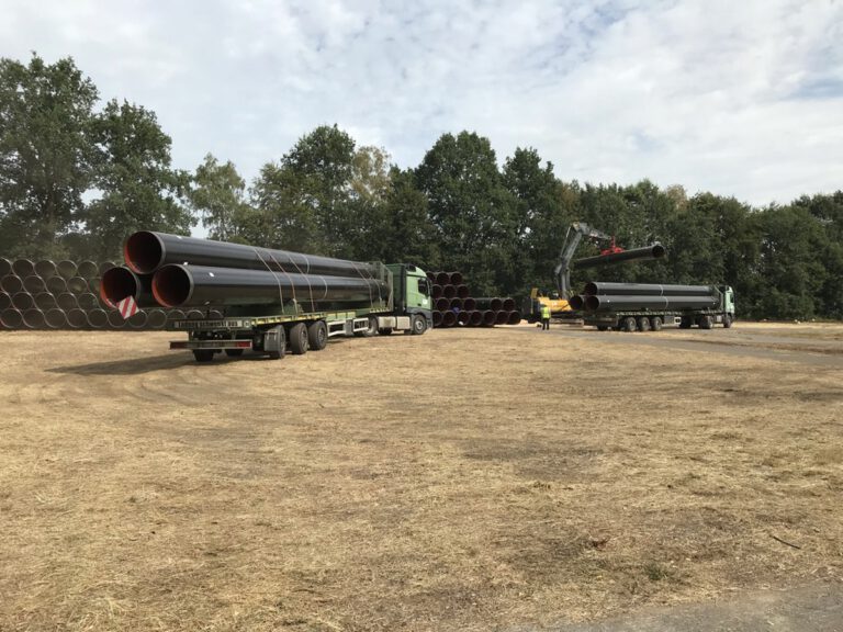 Spezialtransport von Rohren durch zwei LKWs